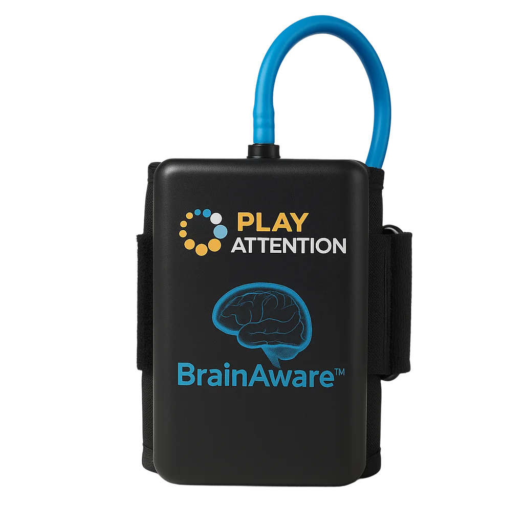 Mujer utilizando el dispositivo BrainAware™ de Play Attention conectado a una notebook durante una sesión de entrenamiento cognitivo.